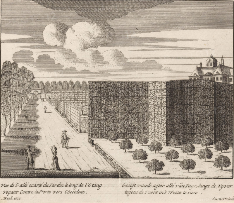View of the rear lane in the gardens of Huis ten Bosch, Gesigt vande agter allé van tuyn langs de vyver tegens de poort in 't weste te sien, Vue de l'allé ecarté du iardin le long de l'etang voyant contre la porte vers l'occident, print, with the western gate in the background on the left., printmaker, publisher, grantor of privilege, The Hague, paper, etching, height 165 mm x width 192 mm, palace, French or architectural garden, formal garden, gate, entrance, Paleis Huis ten Bosch, A wide engraved scene shows a formal garden with tall rectangular hedges and rows of small rounded trees set in patterned beds, a broad gravel avenue lined with tall trees on one side, and figures in period dress walking or standing along the path. Large blocky hedgerows form geometric enclosures with patterned trellis panels and small sculpted shrubs at their bases. In the distance a building with a domed roof and peaked gables rises behind the garden. The sky is filled with layered clouds rendered in fine...