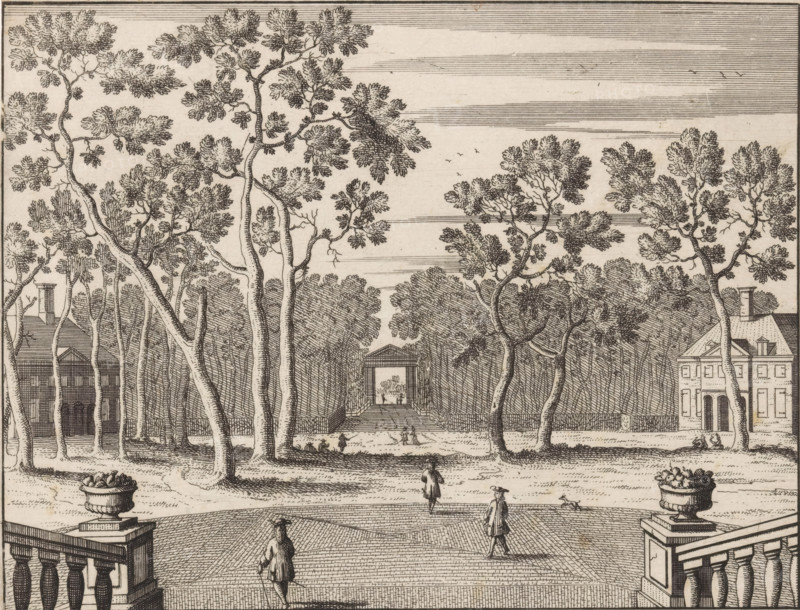 View of the front gate of Huis ten Bosch, 't Gesigt van trappen van 't huys siende naer de voorste poort aende wegh, Vue sur les montees de la maison, voyant vers la porte en entrant du chemin, print, View of the forecourt with the front gate of Huis ten Bosch behind it, seen from the palace stairs., printmaker, publisher, grantor of privilege, The Hague, paper, etching, engraving, height 169 mm x width 191 mm, palace, gate, entrance, Huis ten Bosch Palace, A wide engraving view shows a tree-lined avenue flanked by tall, leafy trees with detailed bark and canopies, leading to a distant pavilion framed by hedges; on either side of the avenue near the front are balustraded terraces with large ornamental urns filled with foliage, and beyond the trees on the left and right are classical buildings with rows of windows and chimneys. Several small human figures in period dress walk or stand on the paved foreground and along the avenue, and a small dog runs near one figure; the sky is rendered...