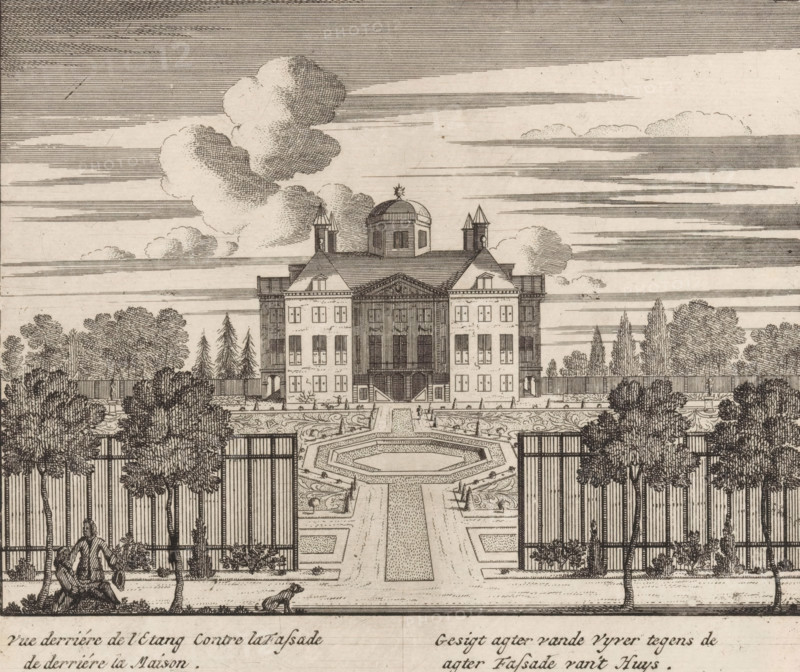 View behind the pond against the facade of the house, View of the back of Huis ten Bosch, print, View of the back and part of the gardens of Huis ten Bosch, seen from the pond., printmaker, publisher, grantor of privilege, The Hague, paper, etching, height 165 mm x width 189 mm, palace, French or architectural garden, formal garden, Paleis Huis ten Bosch, A symmetrical formal building with a central pediment and a domed cupola flanked by two small turreted structures stands behind a fenced garden; the facade shows rows of windows and a central entrance with steps, and the roof has dormer windows. In front of the building a geometric garden layout features a central pathway leading to an octagonal water basin surrounded by patterned parterres and low hedges. Tall slender trees and denser grouped trees line the fenced borders on both sides, with trellis panels and planted beds visible along the fence. In the foreground two seated human figures appear beneath trees on the left, and a smal...