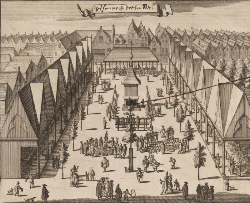 Vismarct tot Middelb., View of the Fish Market in Middelburg, print, where fish are sold in both the covered and the open sections. In the center a water pump., inscription: 'Vismarct tot Middelb.', in or before 1696, printmaker, materials by function, paper, ink, etching, engraving, pen, etching and engraving with pen in brown, proof, height 136 mm x width 168 mm, A wide engraved scene shows a long open courtyard flanked by rows of tall pitched roofs and covered stalls, with a central walkway lined with small trees and scattered groups of people in period dress engaged in various activities; a pavilion with a pointed roof stands near the middle, and beneath a larger covered structure further back people sit at benches while vendors and customers move about, while in foreground figures walk, gather, and interact near piles of goods and market stalls, and dogs appear among the pedestrians.