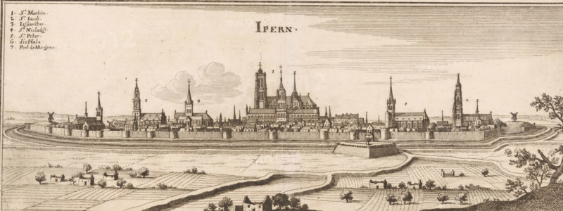 Ipern, View of Ypres, print, View of Ypres from the south. Top left a legend 1-7., printmaker: Caspar Merian, Frankfurt am Main, 1654 - c. 1700, Hessen, paper, etching, engraving, height 178 mm, width 294 mm, Print used in: Zeiller, Martin. MZ Topographia Germaniae-Inferioris vel Circuli-Burgundici, 1659. Or in one of the two later editions of this publication which, although the year 1659 is mentioned therein as the year of publication, were published in ca. 1670 and ca. 1700 respectively., prospect of city, town panorama, silhouette of city, church (exterior), Ypres (city), A wide, horizontal black-and-white engraving shows a fortified town seen from across open fields, with a long curtain wall and bastions encircling clustered buildings and prominent churches with tall steeples and towers rising above the rooftops; windmills stand near the outer walls on both sides, and a small protruding fortification juts from the wall toward the foreground; the foreground contains plowed fields, ...