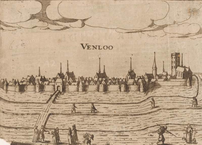 Venloo, View of Venlo, print, book illustration, View of Venlo from the southeast. The Keulsepoort, also known as the Laarpoort, is visible. Dutch text on verso., publisher: Jan Jansz., Arnhem, 1615, printmaker, paper, etching, letterpress printing, with text in letterpress on verso, height 140 mm x width 195 mm, Print used in: Petit, Jean François le. Nederlantsche Republycke, bestaende inde staten so generale, als particulier van 't hertochdom Gelder, graefschap van Hollant, West-vrieslandt, ende van Zeelandt, provincien van Utrecht, Vrieslant, Over-IJssel ende van Groeninghen (…). Arnhem: Jan Jansz., 1615., prospect of city, town panorama, silhouette of city, city-gate, Venlo, Keulsepoort, A wide sepia-toned engraving shows a fortified medieval town behind a wall with multiple round towers and a gateway connected to a causeway crossing a body of water. Rows of tightly packed houses with steep gabled roofs rise behind the wall, interspersed with tall church spires and a square tower....