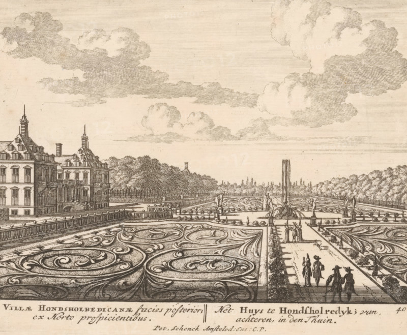 Villae Hondsholredicanae facies posterior, ex horto prospicientibus, Het huys te Hondsholredyk, van achteren in den thuin, Gezicht op Huis Honselaarsdijk vanaf de tuinzijde, Uitlegeesene Gesichte van het Wijdvermaarde Loo als andere vorstelijke huisen, Admirandorum quadruplex spectaculum, print, printmaker: Jan van Call (I), publisher: Pieter Schenk (I), Amsterdam, grantor of privilege: Staten van Holland en West-Friesland, c. 1694 - c. 1697, paper, etching, height 128 mm x width 169 mm, A detailed engraved scene shows an ornate formal garden with decorative parterres of swirling patterns in the foreground, flanked by straight walkways and low hedges. Along the right walkway are small groups of people in period dress, some in hats and long coats, others in robes, walking or standing and conversing. A central fountain with sculptural elements rises in the middle distance, surrounded by statues on pedestals and additional garden beds. To the left a large multi-story building with steep r...