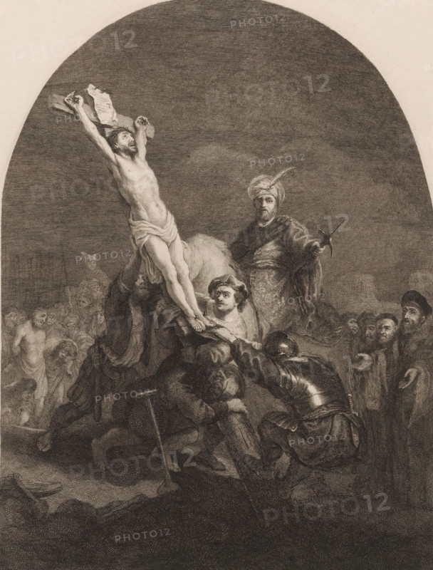 Erecting of the cross, print, printmaker: Carl Ernst Christoph Hess, after painting by Rembrandt van Rijn, 1765 - 1828, paper, etching, height 340 mm x width 237 mm, raising of the cross to which Christ is nailed already, A monochrome engraving showing a crowded scene beneath a large dark arch with a nude male figure suspended with arms outstretched and head tilted upward, draped at the waist with cloth; several clothed men surround him, some reaching up toward his feet while one kneels in armor and others strain with torque or tools; to the right a robed figure wearing a turban and holding a curved object stands with a composed expression, while more faces and gestures fill the background under the textured sky.