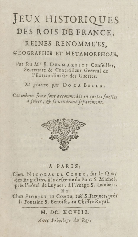 Rules for the card game 'Jeux Historiques des rois de France', text, rules, Booklet with twelve pages with letterpress text. Rules for the card game 'Jeux Historiques des rois de France'., writer (clerical worker): Jean Desmarests, France, publisher: Nicolaes le Clerc, Paris, publisher: Florent le Comte, provider of privilege: French crown, 1698, writer (clerical worker), paper, letterpress printing, text in letterpress, height 170 mm x width 99 mm, A vertically oriented aged paper sheet with printed dark serif text arranged in centered lines from top to bottom, featuring a large title in uppercase at the top, additional lines of smaller text beneath, a decorative ornate black floral emblem in the middle, and more centered lines of text below the ornament, all on a light beige, slightly textured background with faint age spots.