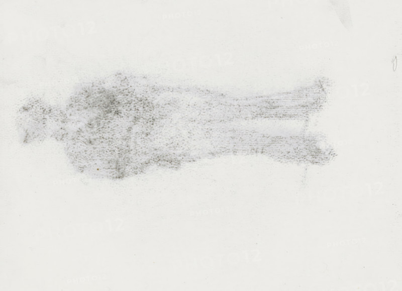 Skip of the chalk drawing on sheet 17 recto, sketchbook sheet, The original drawing is no longer present in the sketchbook. Sheet 16 verso from sketchbook XX with 26 sheets., draftsman (artist): Isaac Israels, Amsterdam, 1875 - 1934, draftsman (artist), paper, Skip, sketch of a chalk drawing, height 215 mm x width 283 mm, A pale background with a horizontal smudge of grayish, grainy texture stretching across the upper middle area, denser on the left with a blotchy cluster that fades into streaked, lighter gray toward the right, showing fine speckles and uneven edges against the otherwise clean surface.