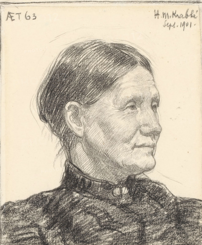 Portrait of Mrs. Parnemann, drawing, draftsman (artist): Heinrich M. Krabbé, Netherlands, 1901-09, draftsman (artist), inorganic material, paper, chalk, black chalk, height 290 mm x width 238 mm, height 142 mm x width 118mm, historical persons, A pencil drawing of an older woman in three-quarter profile facing right, showing her hair pulled back and detailed shading in her hair and facial features, with visible wrinkles around her eyes and mouth, a defined ear, a high collar with small round buttons, and textured clothing; the background is plain.