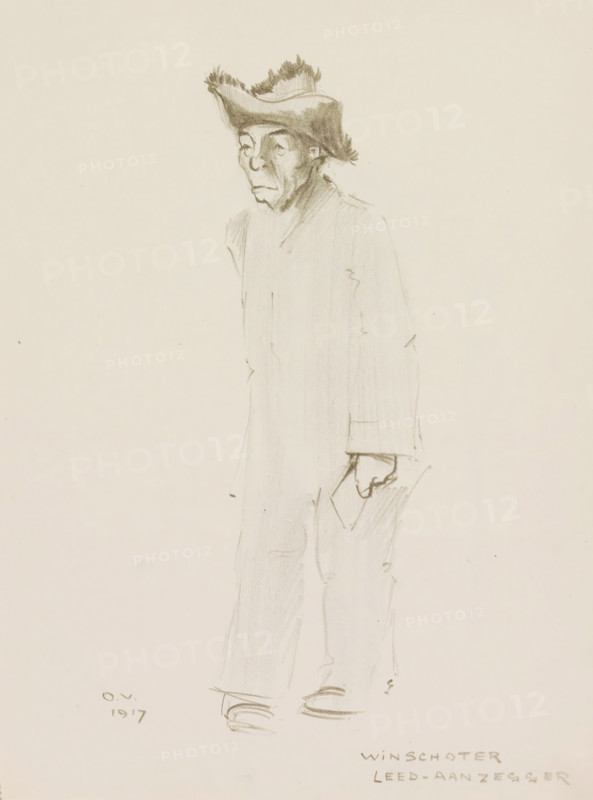 Winschoten mourning messenger, sketchbook page, The older man wears a simple suit and a tattered hat and holds a sheet of paper in his hand. Page 9 from a sketchbook with 28 pages., date and inscription: 'ov, 1917, WINSCHOTER, LEED-AANZEGGER', draftsman (artist): Otto Verhagen (I), Winschoten, draftsman (artist), inorganic material, paper, chalk, brown chalk, height 280 mm x width 216 mm, messenger, A pencil sketch of an elderly person standing, shown in a three-quarter view, wearing a wide-brimmed, slightly tattered hat and a long coat that falls past the knees, with visible folds and light shading; the face has pronounced lines and a downturned expression, the right hand rests near the hip while the left hand is partially visible holding a rectangular object, and simple sketches indicate shoes at the bottom, all drawn on a plain light background.