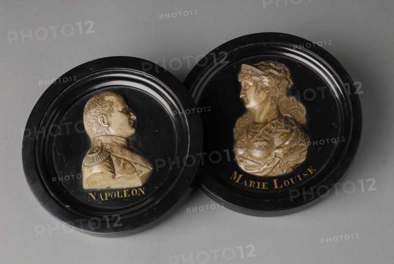Paire de médaillons représentant l'Empereur Napoléon Ier et l'Impératrice Marie-Louise en buste de profil