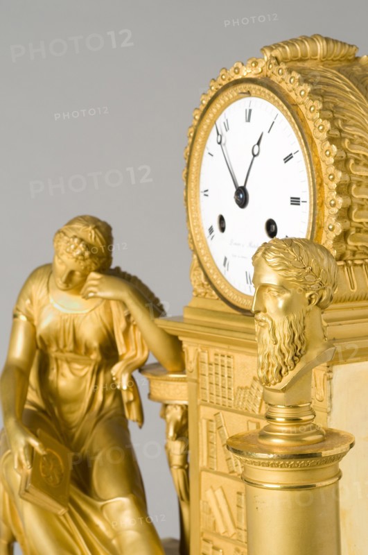 Pendule symbolisant l'Etude ou l'Archéologie, vers 1810-1820 (détail)
