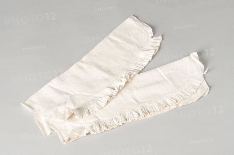 Paire de manchettes en toile de lin blanche, époque Louis XVI