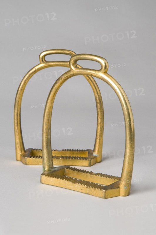 Paire d'étriers d'officier de cavalerie légère en bronze doré, vers 1850