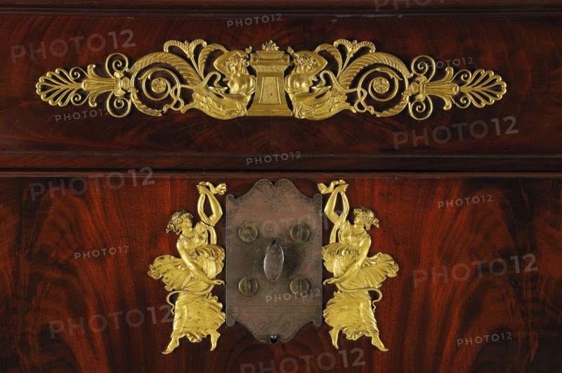 Détail de grand secrétaire formant coffre fort, époque Empire