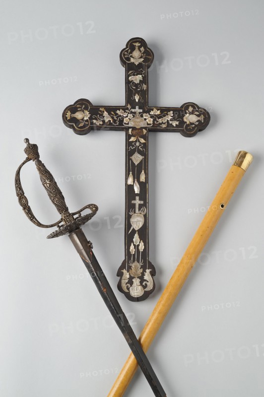 Epée, crucifix et canne
