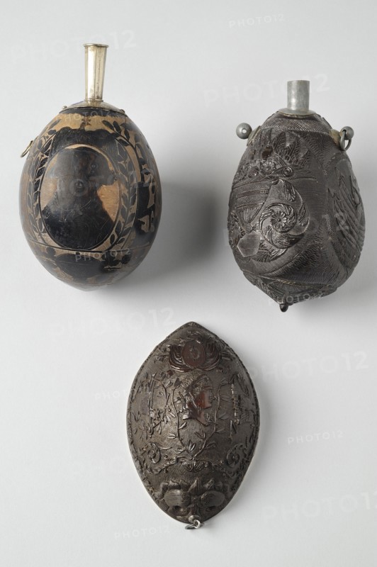 Poires à poudre et gobelet sculptés