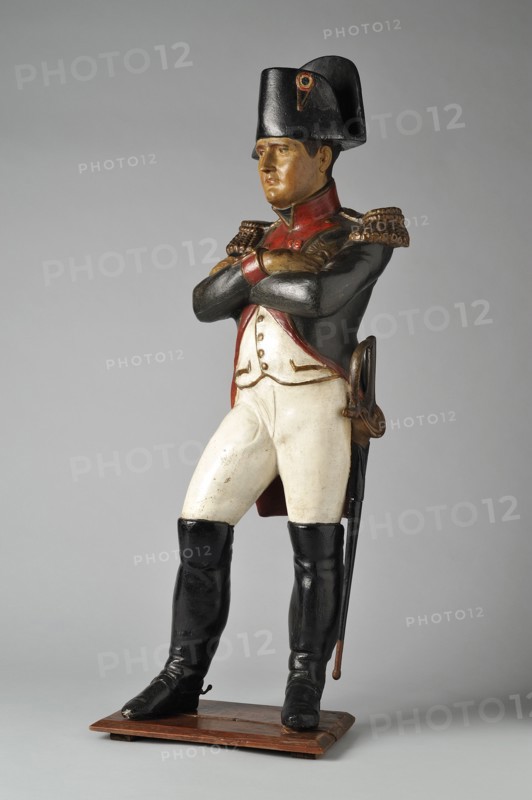 "L'empereur Napoléon 1er en pied les bras croisés"