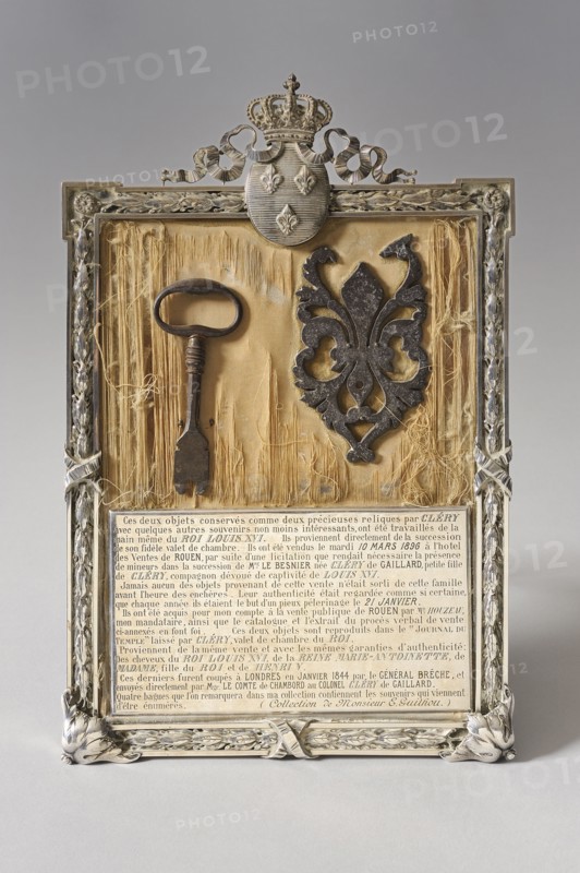 Clef et ornement de serrure en fer forgé