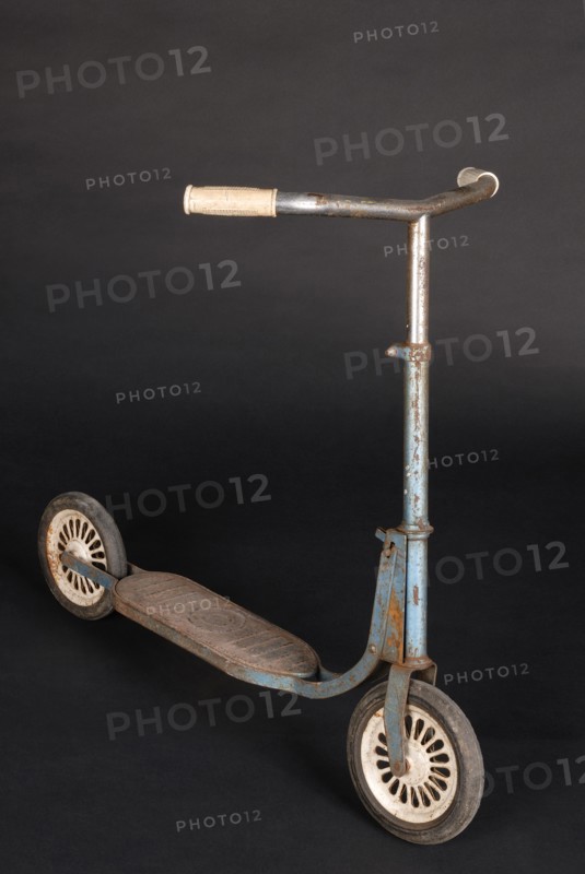 Toy : blue scooter