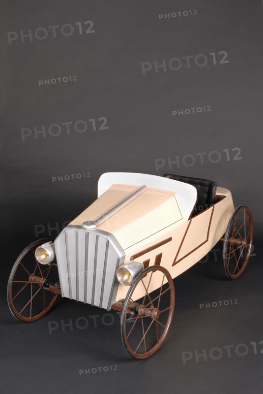 Jouet : voiture à pédales
