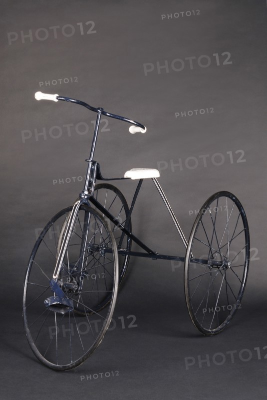 Toy : blue and white tricycle