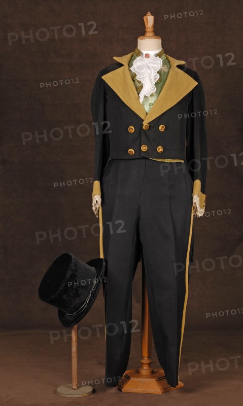 Costume de théâtre : costume d'homme 130 noir à revers moutarde