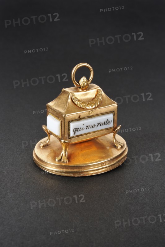 Médaillon de cou en or, en forme de tombeau
