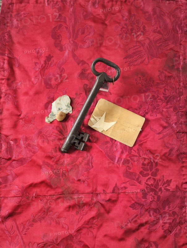 Clef, morceau de papier peint et fragments de tissu de la période révolutionnaire