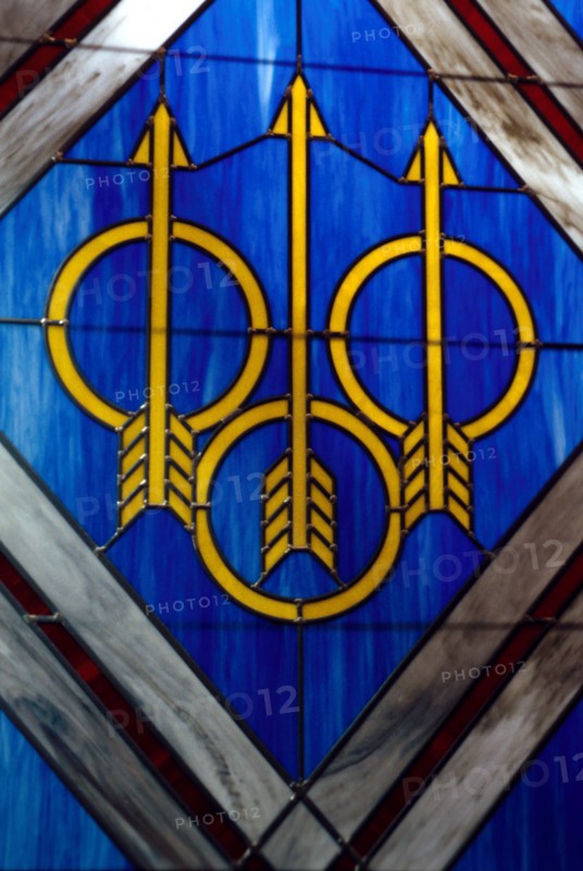 ITALIE. L'USINE D'ARMEMENT BERETTA, L'UNE DES PLUS CELEBRES DANS LA FABRICATION D'ARMES DE CHASSE OU DE GUERRE. LE LOGO AUX TROIS FLECHES DE LA MARQUE BERETTA INSPIRE D'UN MOTIF GRAVE SUR LE MUR DE LA PROPRIETE DE D'ANNUNZIO A GARDONE RIVIERA.