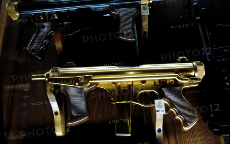 ITALIE. L'USINE D'ARMEMENT BERETTA, L'UNE DES PLUS CELEBRES DANS LA FABRICATION D'ARMES DE CHASSE OU DE GUERRE. UNE DES CURIOSITES DE LA COLLECTION UNIQUE D'ARMES BERETTA: CE PISTOLET MITRAILLEUR PLAQUE OR FABRIQUE A QUELQUES EXEMPLAIRES POUR EQUIPER LA GARDE PERSONNELLE D'UN EMIR DU GOLF.