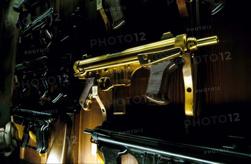 ITALIE. L'USINE D'ARMEMENT BERETTA, L'UNE DES PLUS CELEBRES DANS LA FABRICATION D'ARMES DE CHASSE OU DE GUERRE. LE MUSEE OU EST PRESENTEE UNE COLLECTION UNIQUE DE PLUS D'UN MILLIER D'ARMES BERETTA. ET CETTE CURIOSITE : CE PISTOLET MITRAILLEUR PLAQUE OR REALISE A QUELQUES EXEMPLAIRES POUR EQUIPER LA GARDE PERSONNELLE D'UN EMIR DU GOLF.
