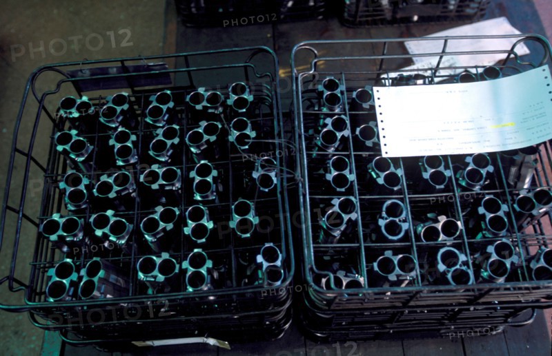 ITALIE. L'USINE D'ARMEMENT BERETTA, L'UNE DES PLUS CELEBRES DANS LA FABRICATION D'ARMES DE CHASSE OU DE GUERRE. DES CANONS D'ARMES DE CHASSE ATTENDANT D'ETRE ASSEMBLES.