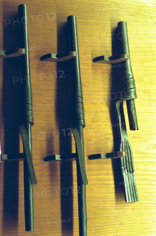 ITALIE. L'USINE D'ARMEMENT BERETTA, L'UNE DES PLUS CELEBRES DANS LA FABRICATION D'ARMES DE CHASSE OU DE GUERRE. LE MUSEE DANS L'ANCIENNE PROPRIETE DE FAMILLE A VAL TROMPIA ET DES CANONS TORSADES DU XVEME SIECLE.