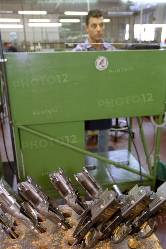 ITALIE. L'USINE D'ARMEMENT BERETTA, L'UNE DES PLUS CELEBRES DANS LA FABRICATION D'ARMES DE CHASSE OU DE GUERRE. LE TRAVAIL DES OUVRIERS QUI ASSEMBLENT LES CANONS.