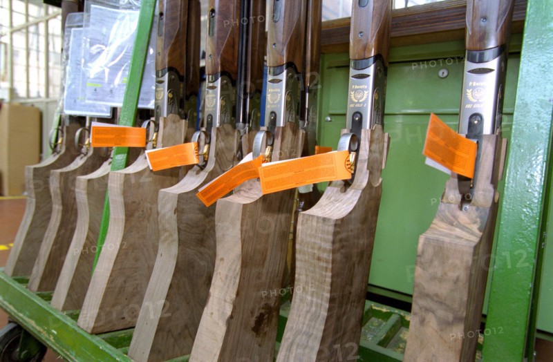 ITALIE. L'USINE D'ARMEMENT BERETTA A VAL TROMPIA, L'UNE DES PLUS CELEBRES DANS LA FABRICATION D'ARMES DE CHASSE OU DE GUERRE. LE RATELIER OU SONT STOCKEES LES CROSSES AVANT LEUR DEGROSSISSAGE.