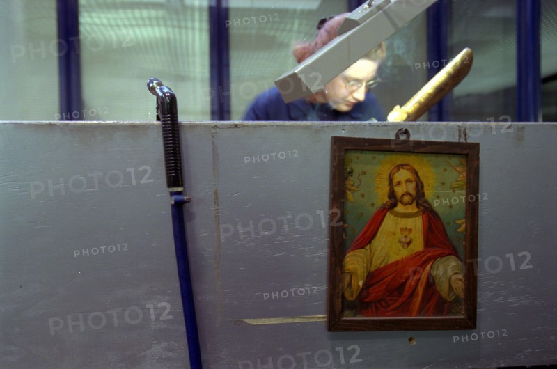 ITALIE. L'USINE D'ARMEMENT BERETTA A VAL TROMPIA, L'UNE DES PLUS CELEBRES DANS LA FABRICATION D'ARMES DE CHASSE OU DE GUERRE. L'ATELIER DE DEGROSSISSAGE DES CROSSES EN BOIS PRECIEUX.