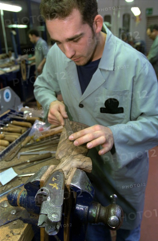 ITALIE. L'USINE D'ARMEMENT BERETTA A VAL TROMPIA, L'UNE DES PLUS CELEBRES DANS LA FABRICATION D'ARMES DE CHASSE OU DE GUERRE. L'ATELIER DE DEGROSSISSAGE DES CROSSES EN BOIS PRECIEUX.