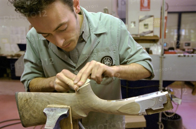 ITALIE. L'USINE D'ARMEMENT BERETTA A VAL TROMPIA, L'UNE DES PLUS CELEBRES DANS LA FABRICATION D'ARMES DE CHASSE OU DE GUERRE. L'ATELIER DE DEGROSSISSAGE DES CROSSES EN BOIS PRECIEUX.