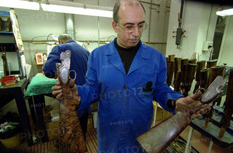 ITALIE. L'USINE D'ARMEMENT BERETTA A VAL TROMPIA, L'UNE DES PLUS CELEBRES DANS LA FABRICATION D'ARMES DE CHASSE OU DE GUERRE. L'ATELIER DE HUILAGE ET DE VERNISSAGE DES CROSSES EN NOYER.