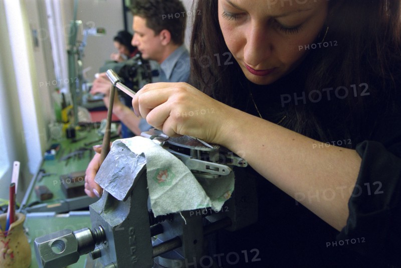 ITALIE. L'USINE D'ARMEMENT BERETTA A VAL TROMPIA, L'UNE DES PLUS CELEBRES DANS LA FABRICATION D'ARMES DE CHASSE OU DE GUERRE. L'ATELIER DE GRAVURE DU MAITRE GIULIO TIMPINI OU BERETTA INCRUSTE SUR LES ARMES LES MOTIFS QUE SOUHAITE L'ACHETEUR.