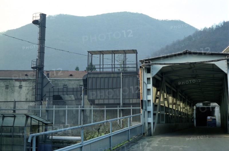 ITALIE. L'USINE D'ARMEMENT BERETTA A VAL TROMPIA, L'UNE DES PLUS CELEBRES DANS LA FABRICATION D'ARMES DE CHASSE OU DE GUERRE.