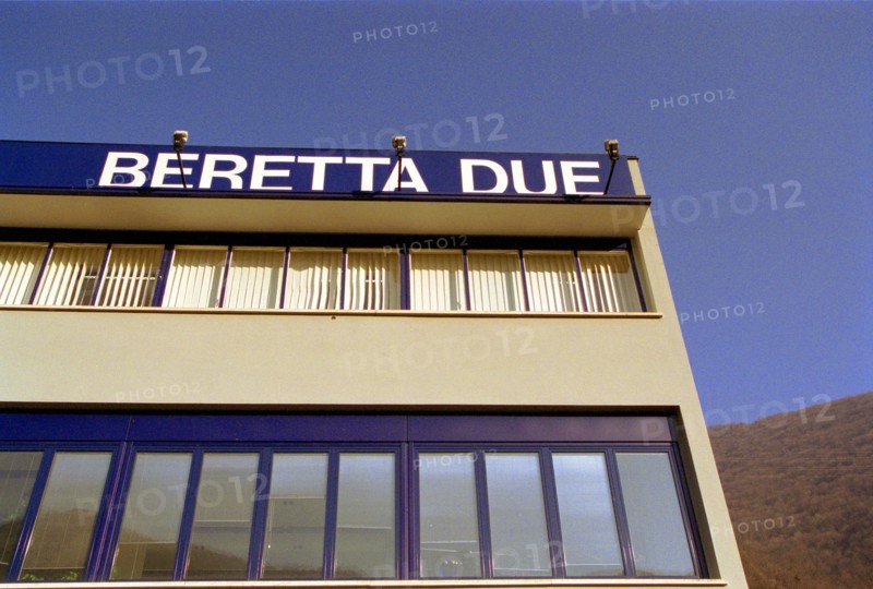 ITALIE. L'USINE D'ARMEMENT BERETTA A VAL TROMPIA, L'UNE DES PLUS CELEBRES DANS LA FABRICATION D'ARMES DE CHASSE OU DE GUERRE.