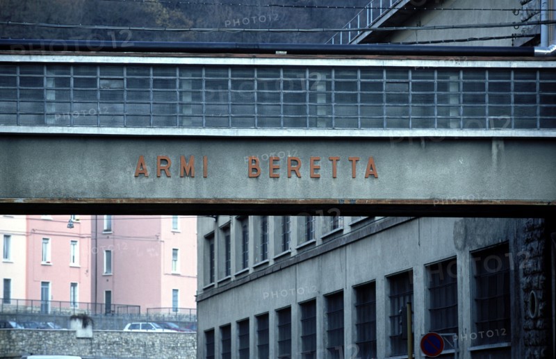 ITALIE. L'USINE D'ARMEMENT BERETTA, L'UNE DES PLUS CELEBRES DANS LA FABRICATION D'ARMES DE CHASSE OU DE GUERRE.