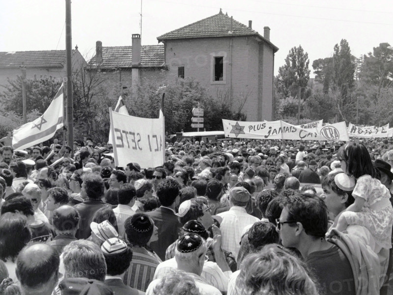 Manifestation à Carpentras en 1990 suite à la profanation du cimetière juif de la ville