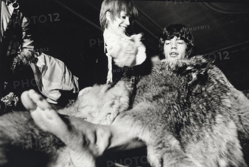 Parodie du procès d'Oscar Wilde dans une  vieille église de Kings Cross, Londres (1966)