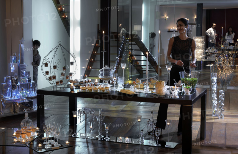 Repas de Noël en strass : installation de la table décorée