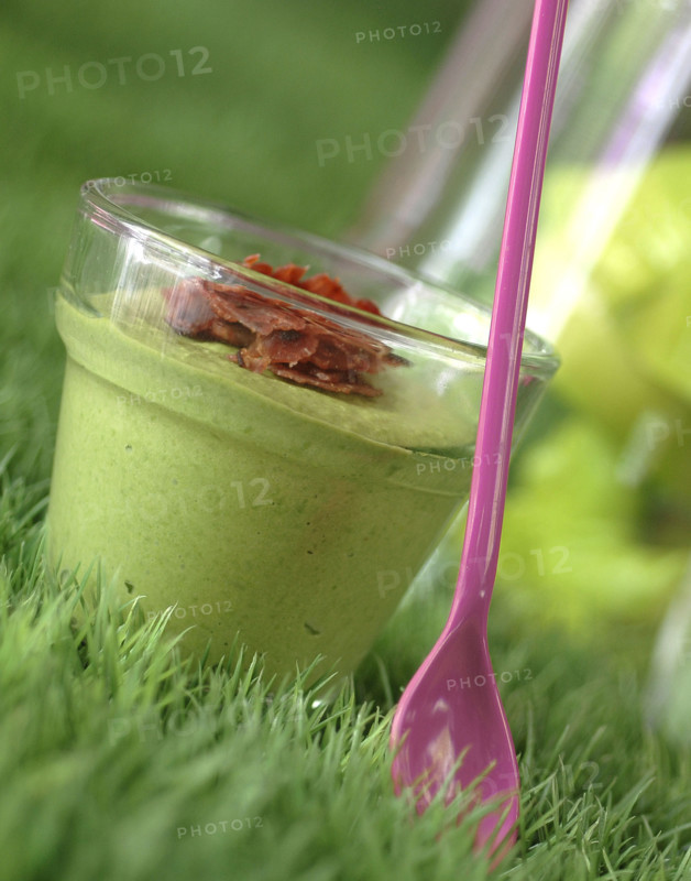 Repas en rose et vert : bavarois de petits pois, éclats croustillants de bacon