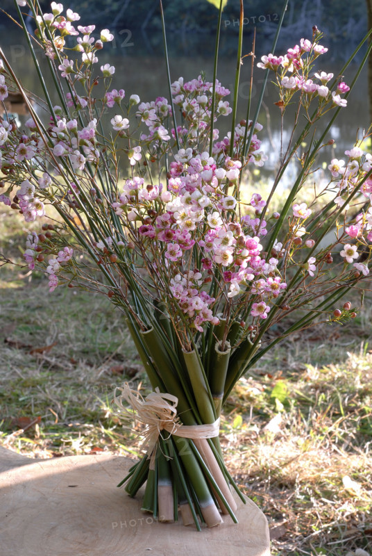 Buffet Robinson : bouquet champêtre dans de petits vases en bambou