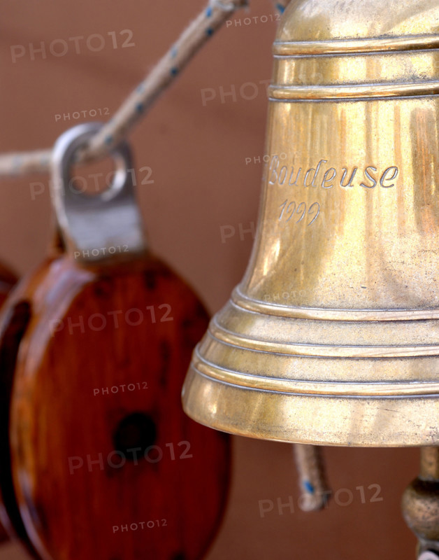 Menu Yachting, idée déco : poulie en bois et cloche en laiton