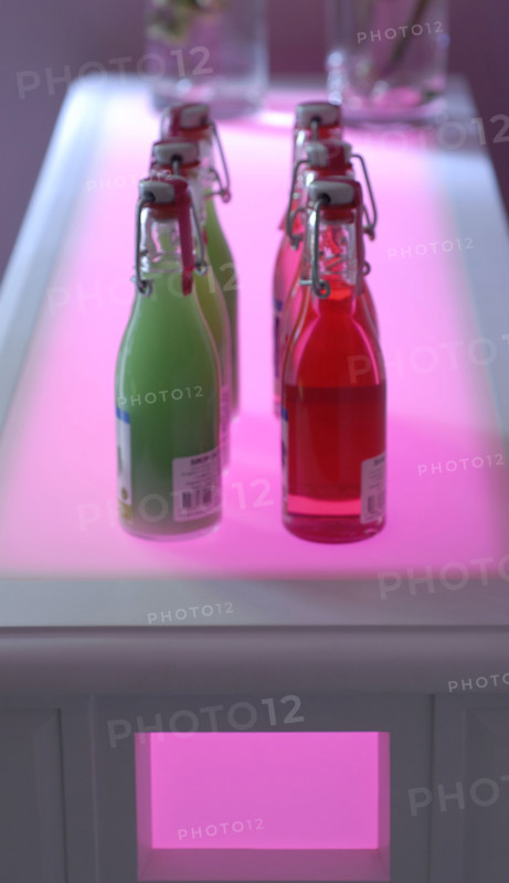 Repas en rose et vert : bouteilles de sirop