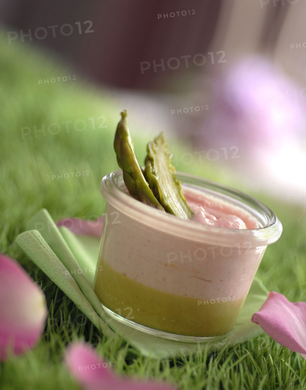 Repas en rose et vert : mousse de tarama aux asperges vertes